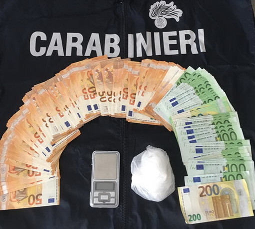 Sanremo: compra 15 grammi di cocaina nel giardino condominiale, pusher e acquirente arrestati dai Carabinieri