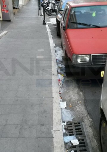Sanremo: dopo il mercato del sabato la sporcizia delle bancarelle in via Martiri il lunedì, la protesta di un lettore