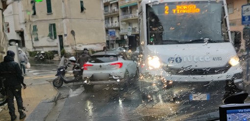 Sanremo: strada Borgo Tinasso sempre invasa dalle auto in divieto, una lettrice &quot;Guardate cosa è successo ieri&quot; (Foto)