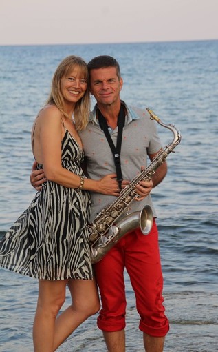 Diano Marina: il pallavolista Simone Medagliani mostra la sua abilità con il sax, duo musicale con la moglie Nina