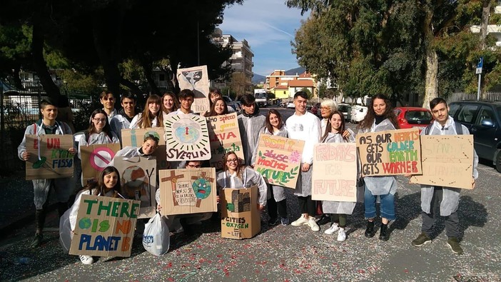 Da Ventimiglia a Bordighera a piedi: gli studenti dell'Aprosio per seguire la conferenza stampa del Fai (Foto)