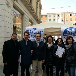 Sanremo: l'onorevole Stefano Quaranta (SEL) in visita al banchetto della 'Lista civica' di appoggio al candidato Sindaco Biancheri Sanremo: l'onorevole Stefano Quaranta (SEL) in visita al banchetto della 'Lista civica' di appoggio al candidato Sindaco Biancheri