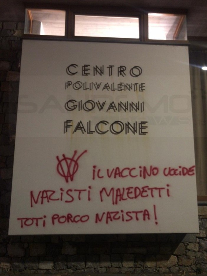 Camporosso: nuove scritte 'No vax' e offese al Presidente Toti stanotte al centro polivalente 'Falcone' (Foto) Camporosso: nuove scritte 'No vax' e offese al Presidente Toti stanotte al centro polivalente 'Falcone' (Foto)