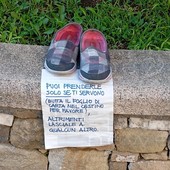 Sanremo: scarpe per chi ne ha bisogno sul ciglio dell'aiuola, un modo per aiutare i più poveri (Foto) Sanremo: scarpe per chi ne ha bisogno sul ciglio dell'aiuola, un modo per aiutare i più poveri (Foto)