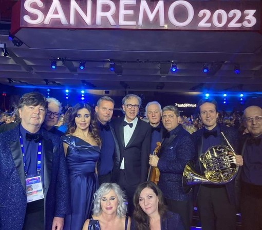 Sanremo: il Sindaco Alberto Biancheri anticipa la finale posando con la Sinfonica &quot;Viva il Festival!&quot;