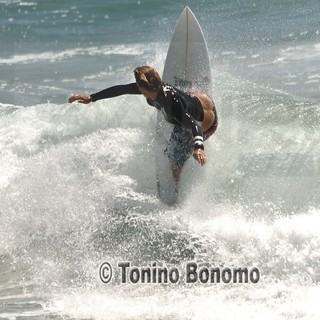 Sanremo: vento, onde e surf, le immagini degli appassionati ai Tre Ponti e non in California