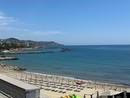 Estate alle porte: spiagge già affollate e primi bagni, ma sugli arenili ponentini mancano i bagnini