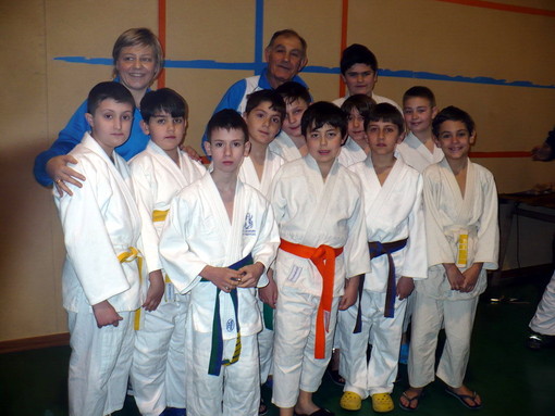 I giovani del Judo Club Sakura Arma di Taggia sul primo gradino del podio a Genova
