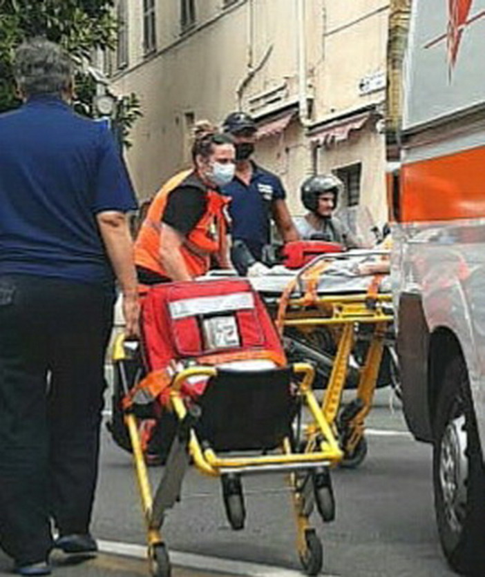 Sanremo: donna in crisi respiratoria al mercato, soccorsi del 118 e della Municipale (Foto)