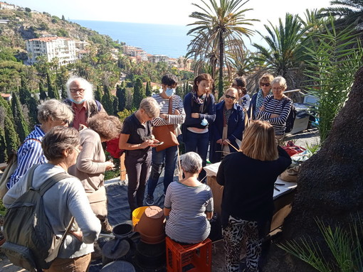 Bordighera: studenti parigini ospiti della ‘A’ Cumpagnia d’à Parmura’ in visita al Palmeto del Beodo Bordighera: studenti parigini ospiti della ‘A’ Cumpagnia d’à Parmura’ in visita al Palmeto del Beodo