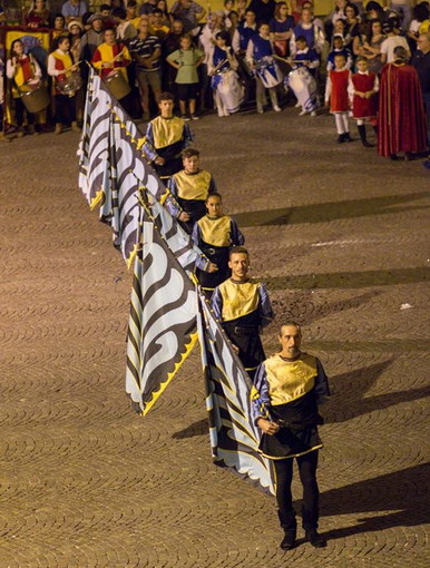 Ventimiglia: con il Sestiere Burgu pomeriggio insieme agli sbandieratori ed ai tamburini Ventimiglia: con il Sestiere Burgu pomeriggio insieme agli sbandieratori ed ai tamburini