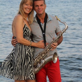 Diano Marina: il pallavolista Simone Medagliani mostra la sua abilità con il sax, duo musicale con la moglie Nina