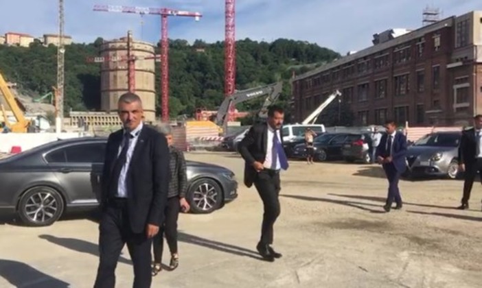 Commemorazione vittime del Ponte Morandi: l'arrivo di Salvini e Di Maio (VIDEO) Commemorazione vittime del Ponte Morandi: l'arrivo di Salvini e Di Maio (VIDEO)
