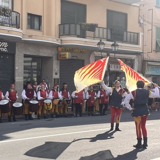 "Domenica Insieme Estate" a Ventimiglia, flash mob a sorpresa degli Sbandieranti: il centro si ferma ad applaudire (Foto)