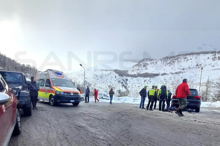 Monesi: tre le persone finite sotto la slavina, sono stati tutti estratti e un uomo è in gravi condizioni (Foto e Video) Monesi: tre le persone finite sotto la slavina, sono stati tutti estratti e un uomo è in gravi condizioni (Foto e Video)