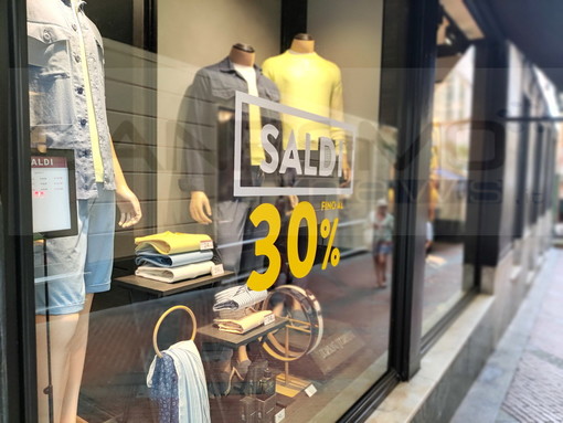 Saldi, saldi, saldi: dal 6 luglio le vendite di fine stagione in provincia. Le speranze e le preoccupazioni dei commercianti