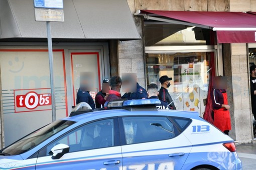 Imperia: scazzottata tra due extracomunitari alla fermata del bus, un ferito e intervento della Polizia (Foto) Imperia: scazzottata tra due extracomunitari alla fermata del bus, un ferito e intervento della Polizia (Foto)