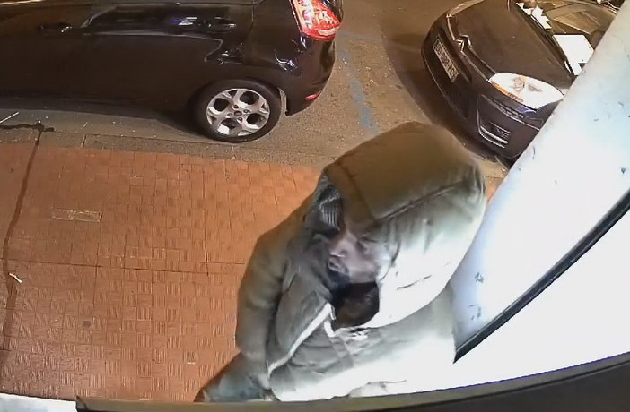 Tentato furto e atti incivili a un negozio di Ventimiglia, Igor Cassini lancia l'appello: "Impossibile stare in sicurezza. Vanno attutate misure reali effettive"