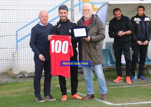 Giorgio Gagliardi premiato per le 100 presenze con la maglia della Sanremese dall'Assessore allo Sport di Sanremo Eugenio Nocita e Dino Miani (foto Fabio Pavan)