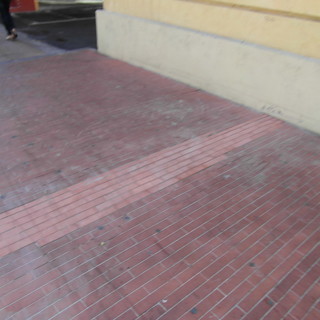 Dopo l’articolo di Sanremonews, riparato il marciapiede e rimossa la transenna di fronte al teatro di Ventimiglia