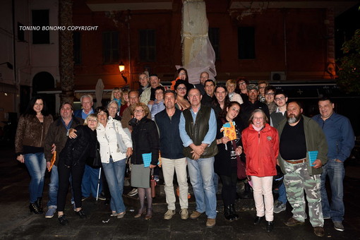 Ieri sera la cena dei 'mugugnini' sanremesi: ecco il simbolo del gruppo, il leone di Sanremo con sardenaira e Vermentino