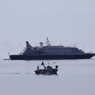 La “Seadream” al largo di Sanremo
