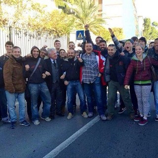 L’ex Sindaco di Ventimiglia Scullino 'pizzicato' in mezzo ai manifestanti ad Imperia, lo scatto fa il giro del web L’ex Sindaco di Ventimiglia Scullino 'pizzicato' in mezzo ai manifestanti ad Imperia, lo scatto fa il giro del web