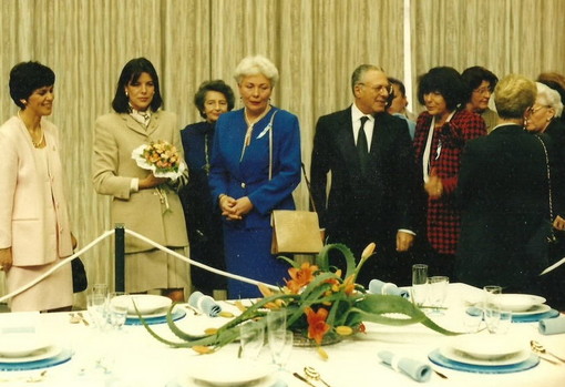 Dagli archivi del Garden Club Sanremo una fotografia del 1995: a sinistra Silvana Sicari Cepollina e S.A.R. la Principessa Carolina nel concorso &quot;Fiori sulla Tavola&quot; a Sanremo