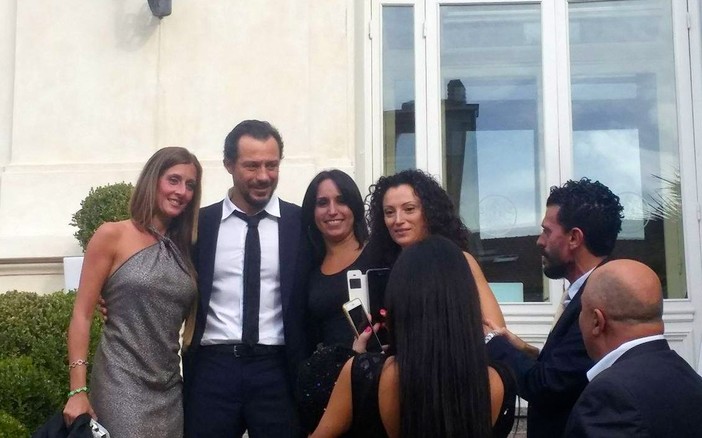 Sanremo: grande accoglienza di fan e comparse per Stefano Accorsi al Casinò, oggi le riprese del nuovo film di Sergio Castellitto (foto) Sanremo: grande accoglienza di fan e comparse per Stefano Accorsi al Casinò, oggi le riprese del nuovo film di Sergio Castellitto (foto)