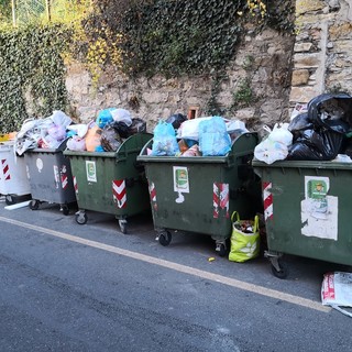 Pontedassio: via allo sciopero dei netturbini, presidio sotto il comune e invasione di spazzatura in tutta la provincia (Foto e video)