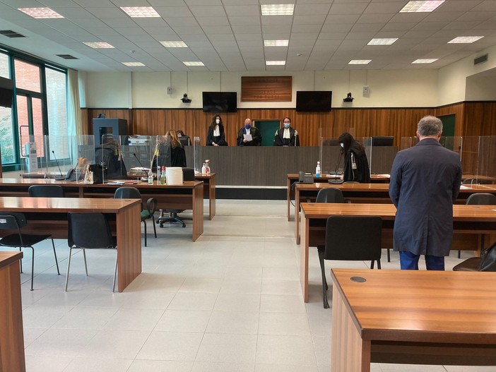 Imperia: molestò sessualmente un 15enne sul bus, il Tribunale assolve l’imputato: è incapace di intendere e di volere