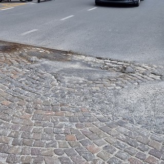 Pavé di Piazza Colombo, un cittadino: "Incollare non basta, serve un intervento serio o l'asfalto"