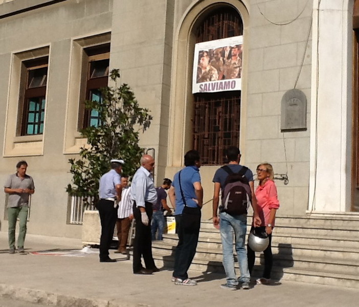 Imperia: atto vandalico allo striscione per i 'Marò', intervento di Rifondazione Comunista