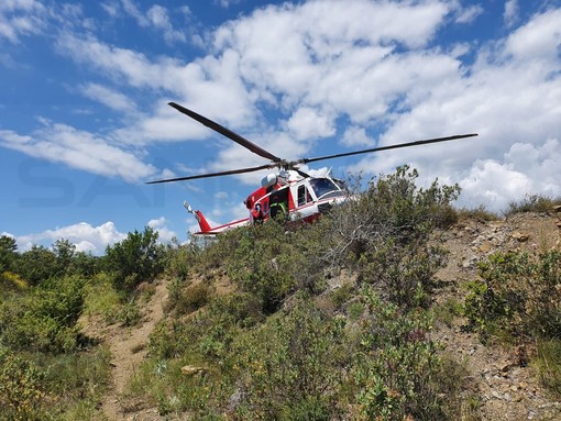 Perinaldo: ciclista cade lungo la strada provinciale 62, trasportata per un grave trauma cranico con l'elisoccorso a Pietra Ligure (foto e video)