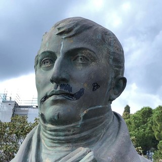 Imperia: i soliti vandali si scagliano contro la statua di Manuel Belgrano sulla spianata (Foto) Imperia: i soliti vandali si scagliano contro la statua di Manuel Belgrano sulla spianata (Foto)
