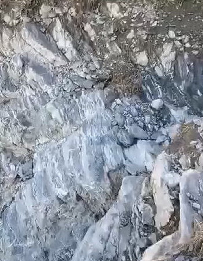 Frana sul gioiello dell'escursionismo della nostra provincia: chiuso tutto il versante italiano del 'Sentiero degli Alpini' (Foto e Video)