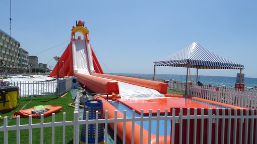 Domani sul lungomare di Vallecrosia inaugura la ‘Vallecrosia beach’ con uno ‘scivolone’ di 50 metri e gonfiabili per bambini Domani sul lungomare di Vallecrosia inaugura la ‘Vallecrosia beach’ con uno ‘scivolone’ di 50 metri e gonfiabili per bambini