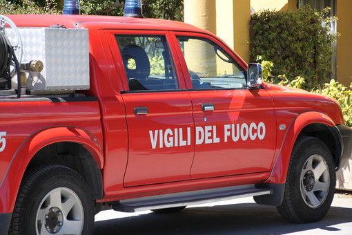 Auto senza freno a mano si è ribaltata stamattina a Pietrabruna: intervento dei Vigili del Fuoco con la gru Auto senza freno a mano si è ribaltata stamattina a Pietrabruna: intervento dei Vigili del Fuoco con la gru