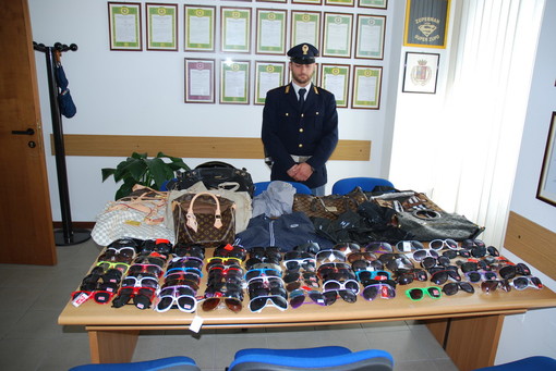 Sanremo: servizio di controllo nella Pigna, la Polizia denuncia due senegalesi e sequestra merce contraffatta