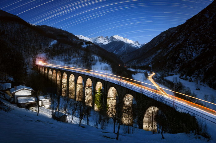 La magia delle 'scie luminose' sulla ferrovia Cuneo-Ventimiglia nelle foto di Paolo Lombardi La magia delle 'scie luminose' sulla ferrovia Cuneo-Ventimiglia nelle foto di Paolo Lombardi