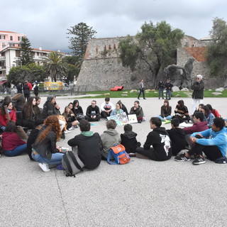 Sanremo: a due mesi dal ‘Global Strike For Future’ i giovani matuziani tornano sul problema del clima (Foto e Video) Sanremo: a due mesi dal ‘Global Strike For Future’ i giovani matuziani tornano sul problema del clima (Foto e Video)