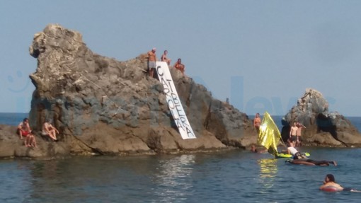 Imperia: appeso allo scoglio della Galeazza lo striscione di solidarietà al comandante della 'Sea watch' Carola Rackete (Foto) Imperia: appeso allo scoglio della Galeazza lo striscione di solidarietà al comandante della 'Sea watch' Carola Rackete (Foto)