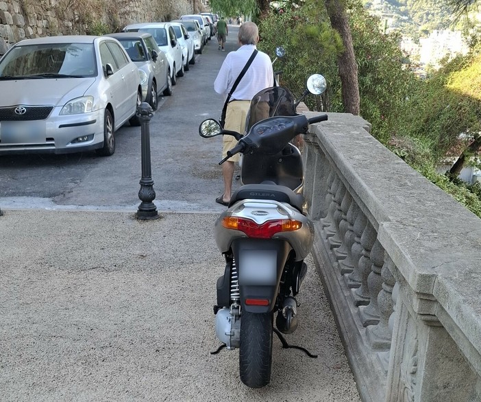 Sanremo: scooter ai Giardini Regina Elena, la segnalazione di Andrea Chiarini "Serve maggiore attenzione" Sanremo: scooter ai Giardini Regina Elena, la segnalazione di Andrea Chiarini "Serve maggiore attenzione"