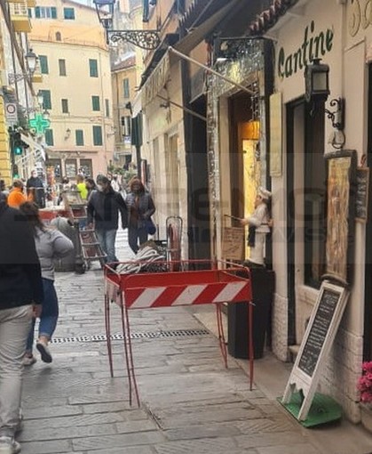 Sanremo: subito sistemate le 'ciapele' di via Palazzo, la ditta incaricata ha riportato alla situazione precedente (Foto)