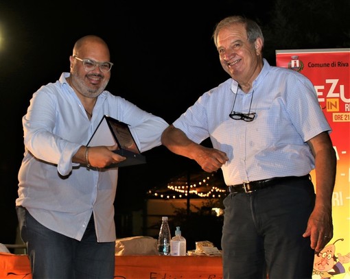 Riva Ligure: apertura con successo per la sesta edizione della rassegna letteraria “Sale in Zucca”. Grandi applausi per il libro Zukki di Fata Zucchina. Riva Ligure: apertura con successo per la sesta edizione della rassegna letteraria “Sale in Zucca”. Grandi applausi per il libro Zukki di Fata Zucchina.