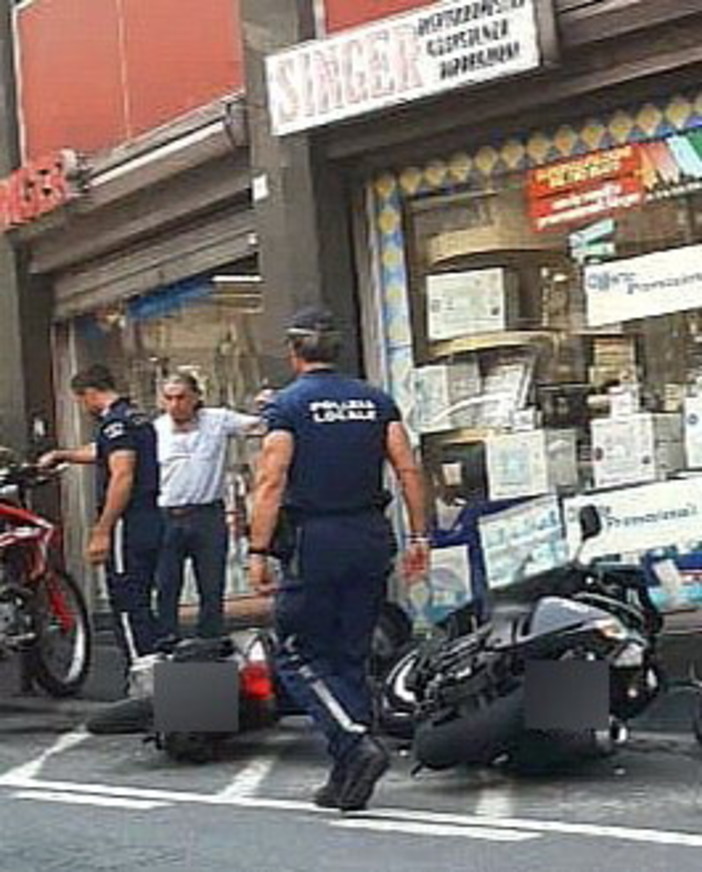 Sanremo: fa 'strike' di scooter in via Roglio ma lascia un biglietto con il suo numero (Foto) Sanremo: fa 'strike' di scooter in via Roglio ma lascia un biglietto con il suo numero (Foto)