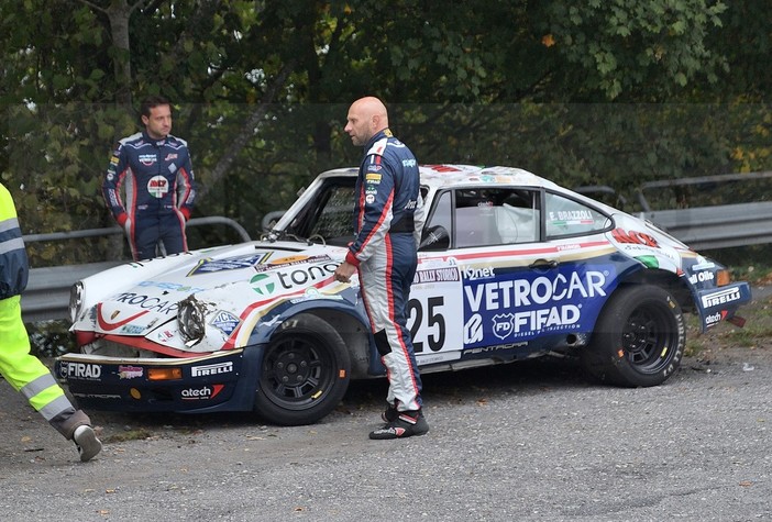 Sanremo: incidente al Rally Storico, esce fuoristrada Brazzoli-Fenoli, auto distrutta ma equipaggio ok (Foto e Video)