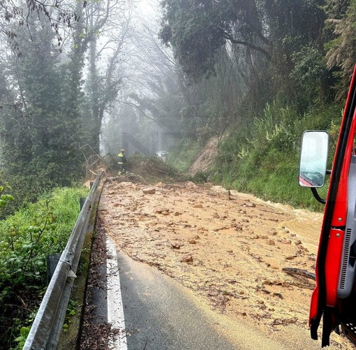 La strada verso San Romolo chiusa La strada verso San Romolo chiusa