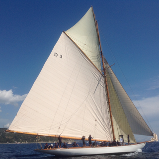 Tre giovani allievi della Sta-Italia alle navigazioni didattiche a vela durante le 'Vele d'Epoca' di Imperia