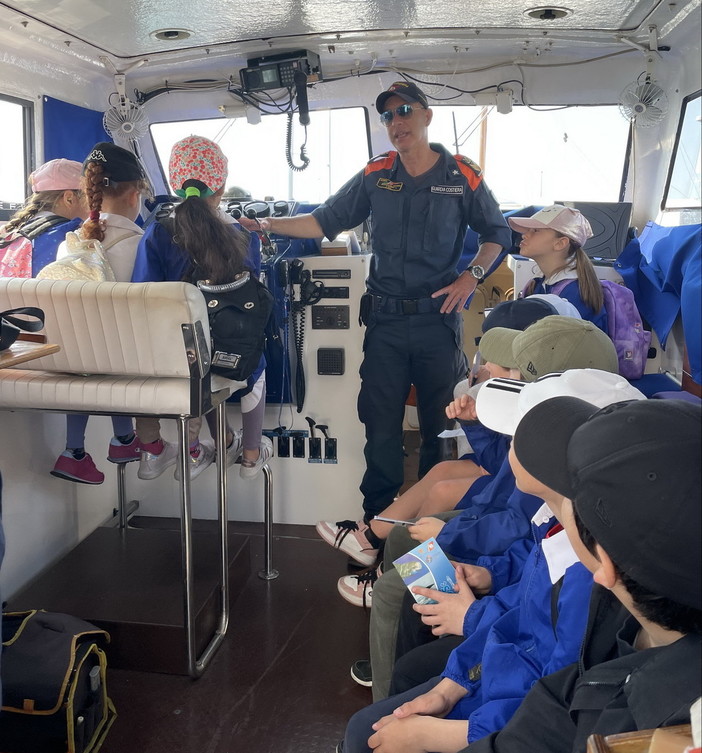 Sanremo: visita degli alunni della Primaria 'Scaini' all'ufficio circondariale della Guardia Costiera (Foto)